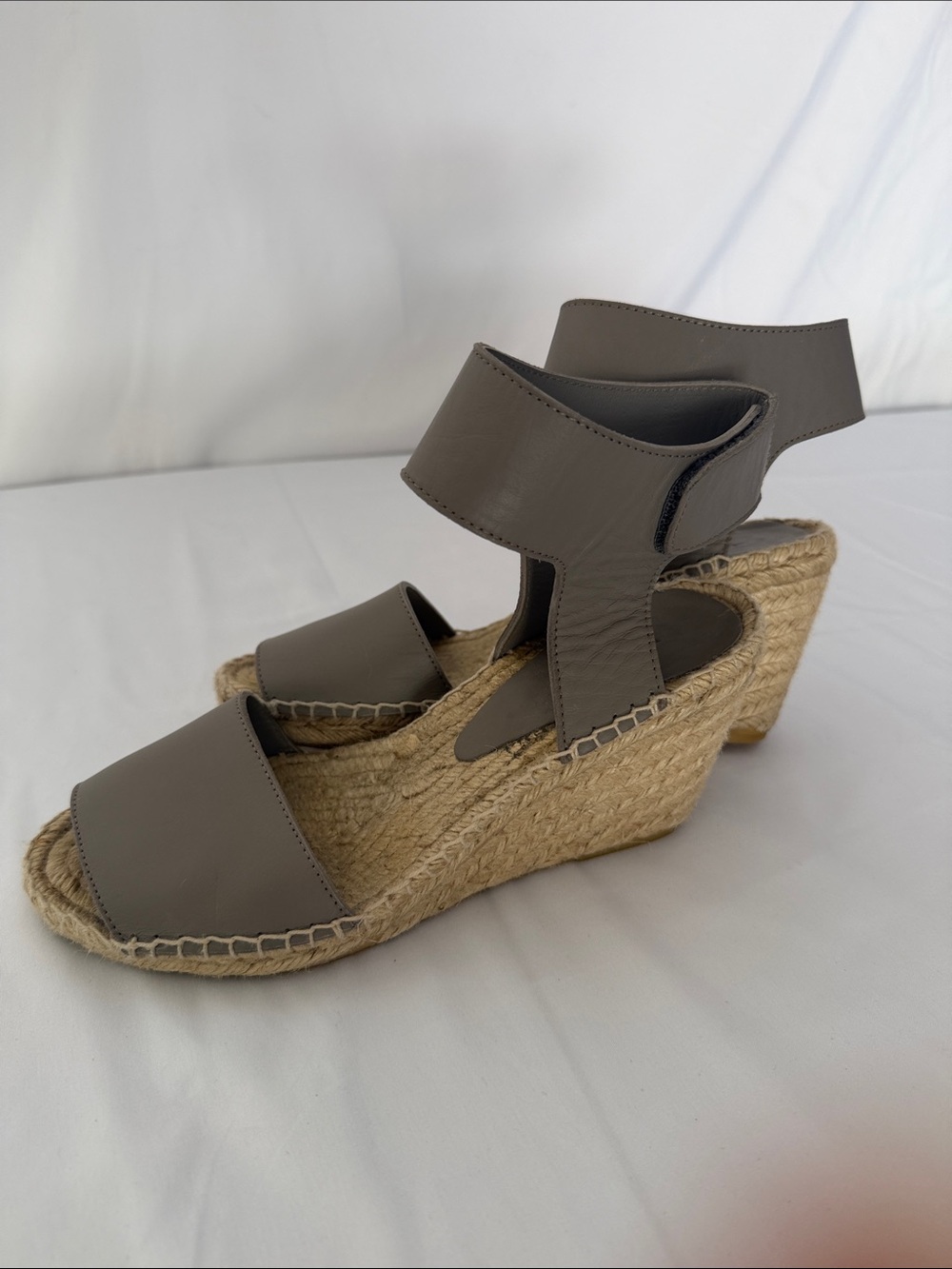 Vince SZ 8 Wedge Espadrille Women’s Sandals in Taupe Gray w/ ankle Velcro cuff - Picture 4 of 7
